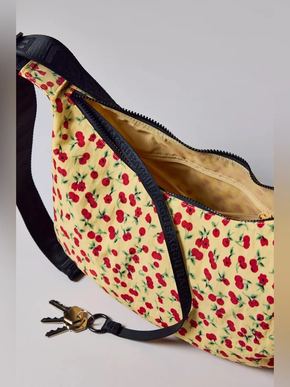 BAGGU Medium Nylon Crescent Bag - Picture 5 of 6
